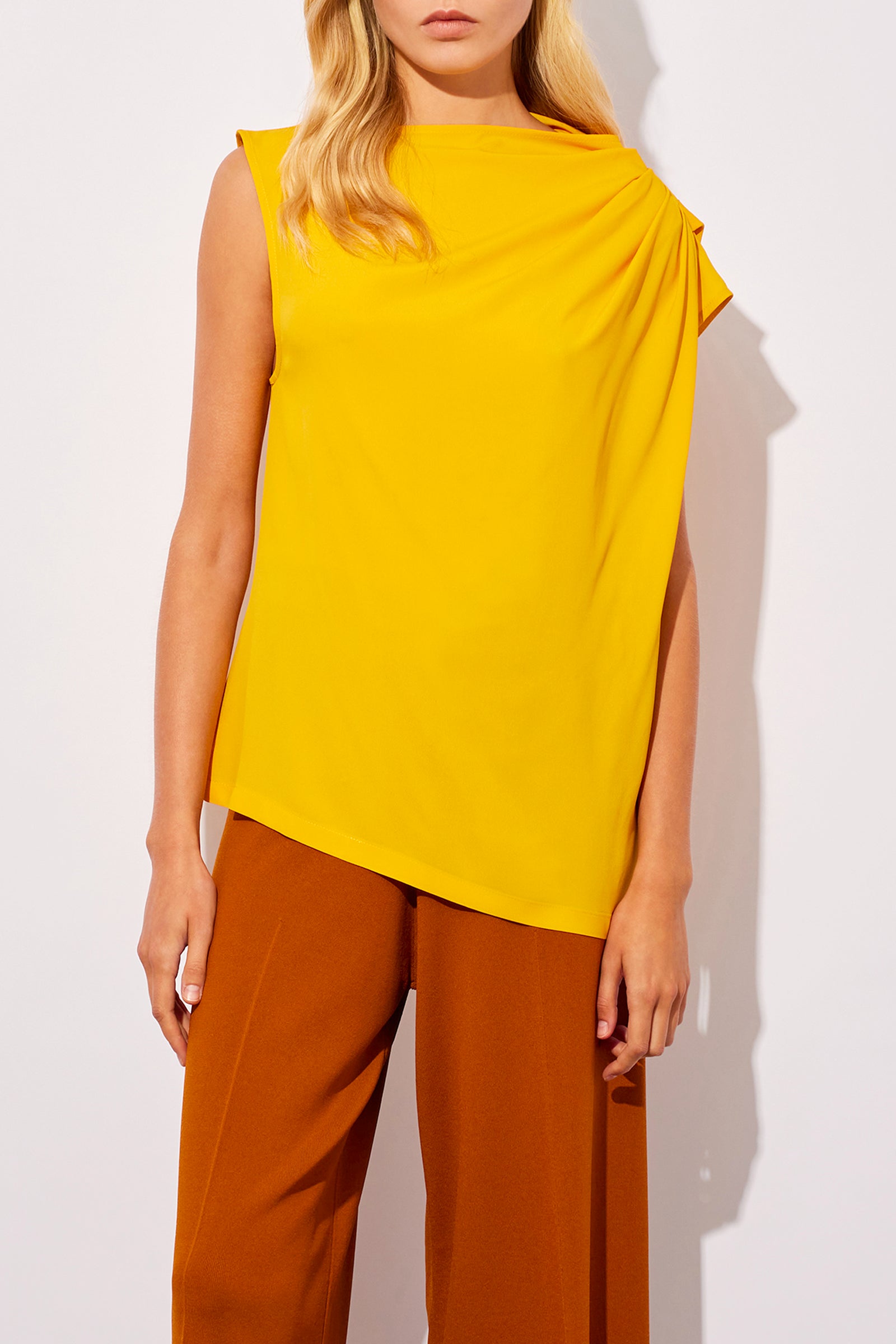 TOP CON PIEGHE IN CREPE DE CHINE