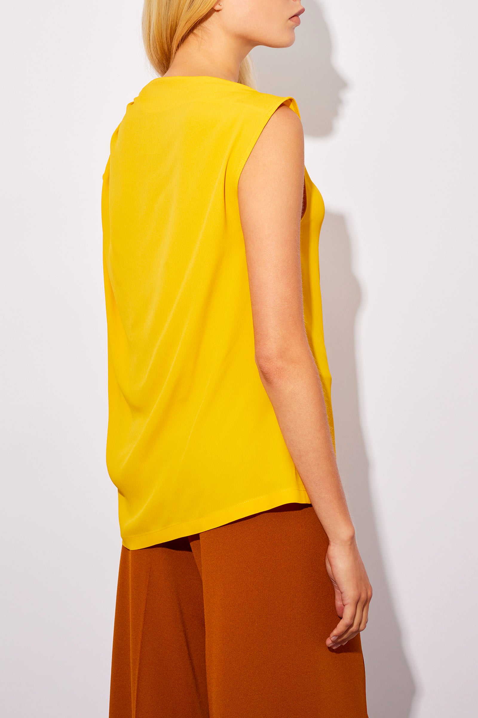 TOP CON PIEGHE IN CREPE DE CHINE
