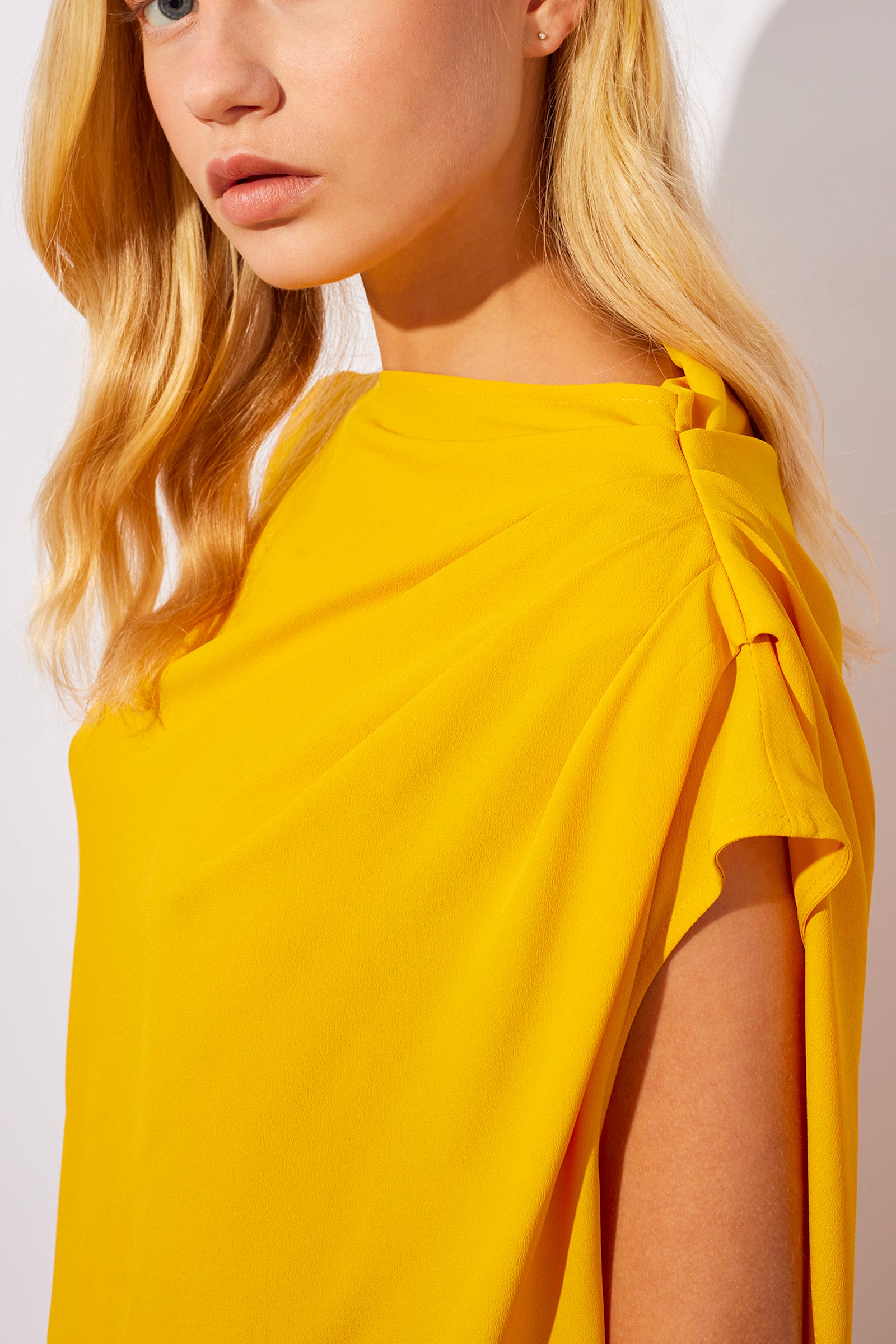 TOP CON PIEGHE IN CREPE DE CHINE