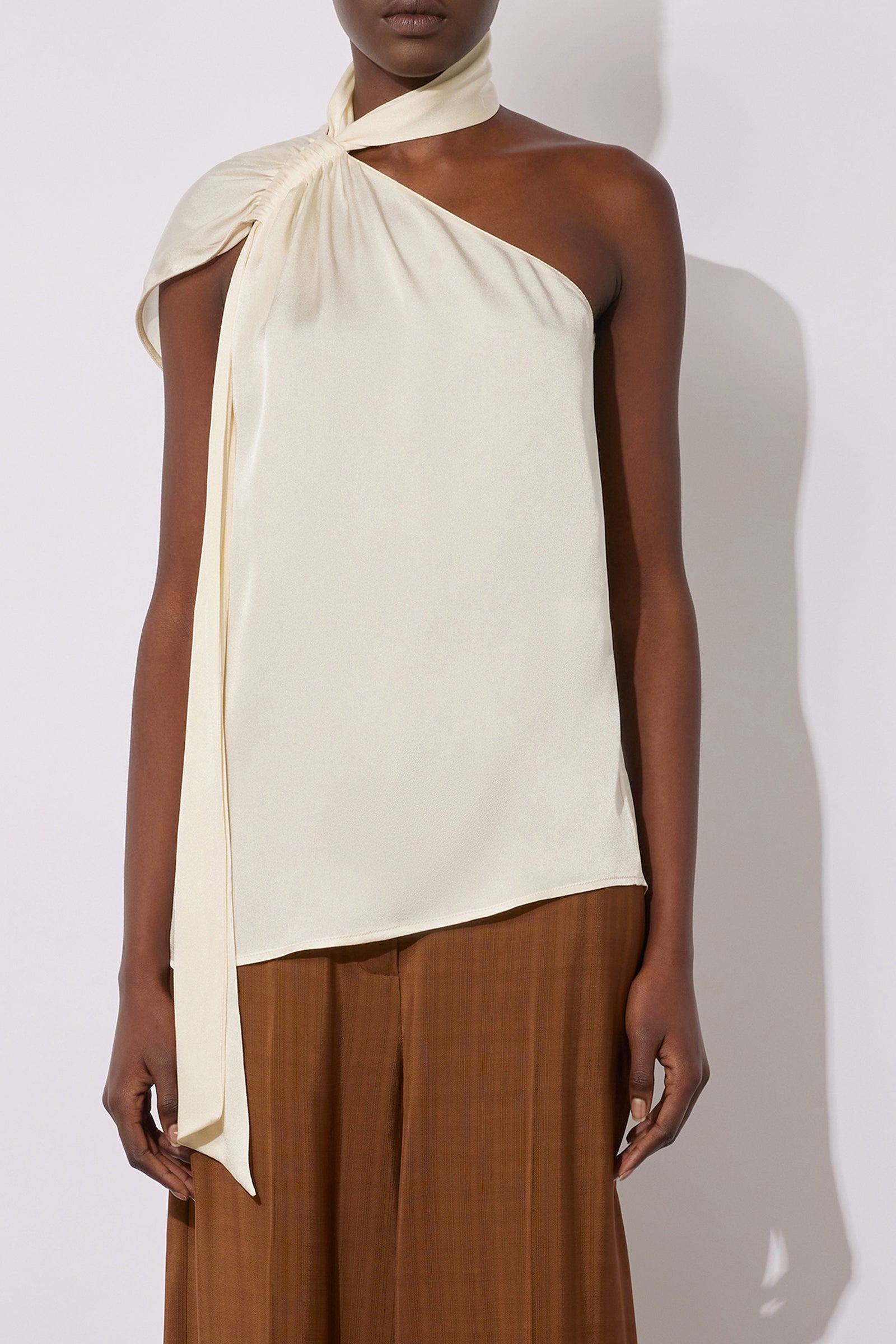 LIGHT SATIN ONE-SHOULDER TOP