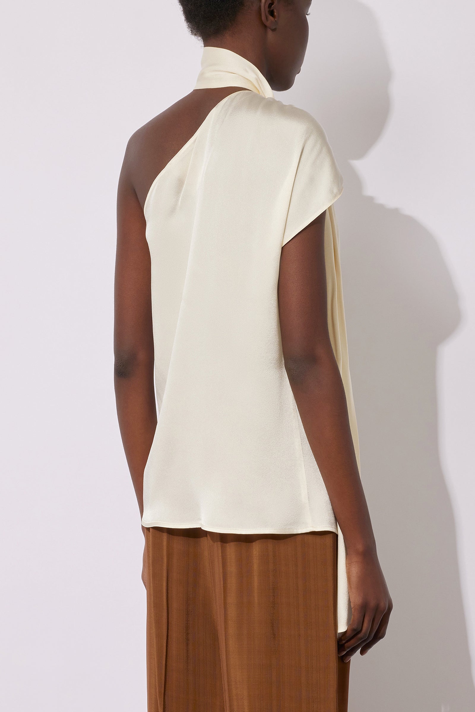 LIGHT SATIN ONE-SHOULDER TOP